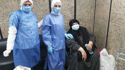 خروج مسنة عمرها 65 عاما من مستشفى العزل بقها