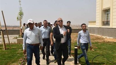 الجزار يتجول بإحدى العمارات.. ويتفقد وحدة سكنية تم تجهيزها وتأثيثها كنموذج