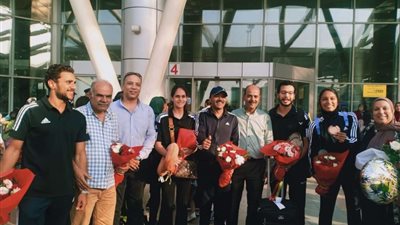 بـ الورود واللافتات.. استقبال جماهيرى لأبطال الطائرة والجودو وتنس الطاولة بمطار القاهرة.. صور