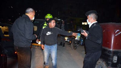 محافظ القليوبية يضبط تكاتك ومواطنين مخالفين للحظر بشبرا