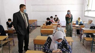 توافد طلاب الثانوية العامة على لجان مصر الجديدة لأداء امتحان الديناميكا