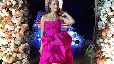 باللون الفوشيا.. كارمن سليمان تخطف الأنظار بإطلالة أنيقة (صور)