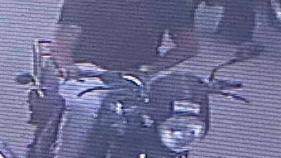 لص يسرق هاتفا محمولا من طالبة بأحد شوارع منطقة النزهة