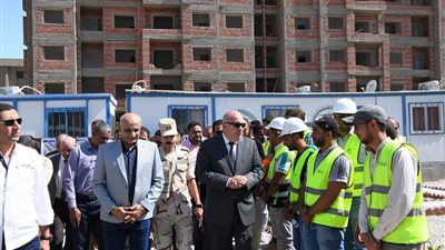 على غرار حي الأسمرات.. محافظ قنا يتفقد المجمع العمراني الجديد