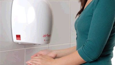 الصحة العالمية تُحذر من استخدام المجفف الكهربائي وتنصح بالمناديل الورقية