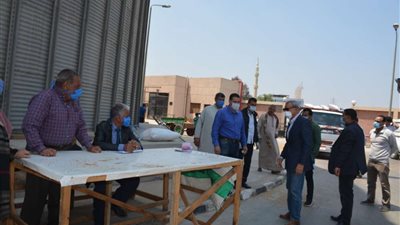 مع بدء موسم الحصاد.. محافظ القليوبية يتفقد صوامع تخزين القمح بمدينة بنها