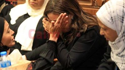 انهيار ريهام عبد الحكيم فى عزاء والدتها وسليم سحاب أول المعزين
