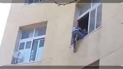 إصابة طفل إثر سقوطه من الطابق الخامس بالمحلة