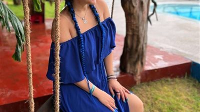 فستان أزرق بفتحة طويلة على الساق وشابو.. أسما شريف منير تثير الجدل في أحدث ظهور لها