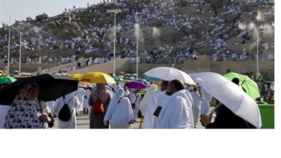حجاج بيت الله يستقرون على عرفات.. والحرارة تصل لـ 44 درجة