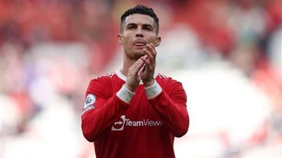 رونالدو يظهر بقميص يونايتد الجديد لينفي شائعة رحيله