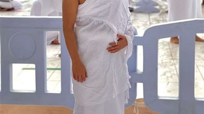 عمر كمال يهنئ جمهوره بـ عيد الأضحى بصورة له من داخل الحرم المكي