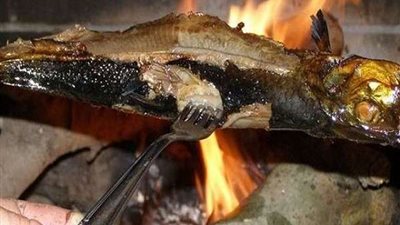 أخصائي تغذية يحذر: تعريض الرنجة للنار المُباشرة يسبب السرطان