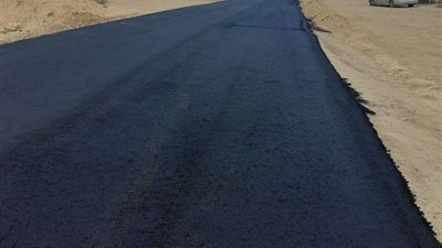 محافظ مطروح يتابع تنفيذ رصف 12 كم طرق بقرى مبادرة حياة كريمة