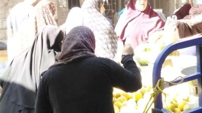 رغم التحذيرات.. زحام شديد بسوق الأحد بشبرا الخيمة