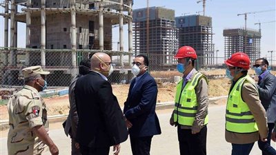 بالصور.. رئيس الوزراء يتفقد منطقة الأبراج المركزية بالعاصمة الإدارية