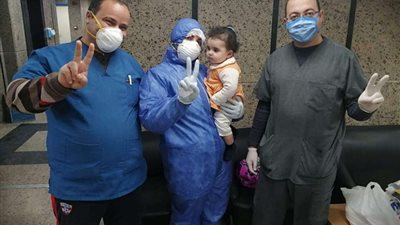 ممرضة ترقص مع طفلة بسبب خوفها من البدلة الطبية بمستشفى العزل بقها