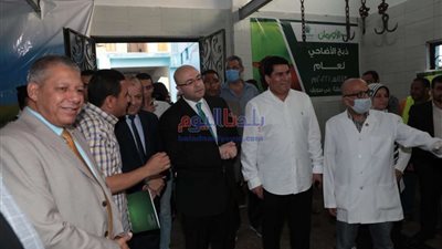 محافظ بني سويف يشهد ذبح وتوزيع لحوم الأضاحي على أكثر من 45 ألف أسرة من الأولى بالرعاية