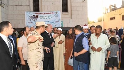 وسط جموع غفيرة.. محافظ قنا يؤدى صلاة عيد الأضحى بمسجد العارف بالله سيدى عبدالرحيم القنائي