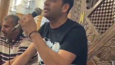 مصطفى قمر يشدو تكبيرات عيد الأضحى من داخل المسجد