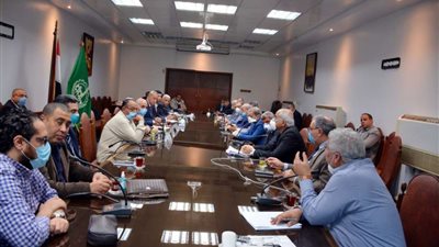 محافظ القليوبية يجتمع برؤساء شركات البترول والإنتاج الحربي