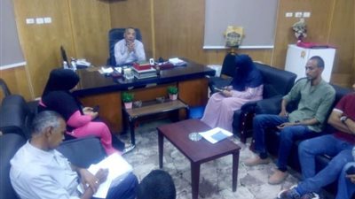 اجتماع رئيس مدينة قنا مع رؤساء القرى استعدادا لأيام العيد