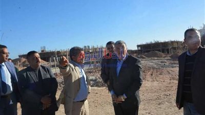 محافظ المنيا يتابع توريد 2548 طن من القمح للصوامع والشون