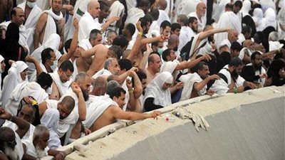 حجاج بيت الله من الجمعيات الأهلية يواصلون رمي الجمرات