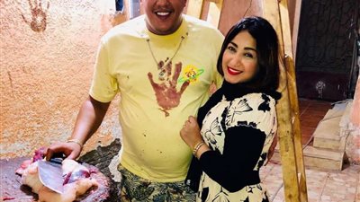 حمو بيكا ينحر أضحية العيد مع زوجته ويهنيها بهذه الطريقة