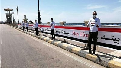 كوبري ستانلي يتزين بعلم مصر مدون عليه عبارات توعوية