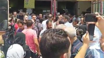 جنازة شاب قتل على يد شقيقة والسبب لا يصدق