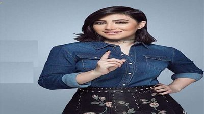 بـ بنطلون جلد.. بوسي تتألق علي 