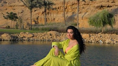 على ضفاف النيل.. ميرهان حسين تتألق في جلسة تصوير جديدة (صور)