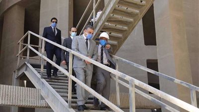 تزامناً مع موسم حصاد القمح.. محافظ سوهاج يتفقد مجمع صوامع التخزين بغرب طهطا 