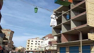 للمرة الأولى.. المسحراتي يثير سخرية المصريين في شوارع الغردقة