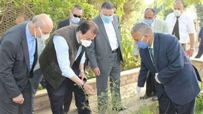 وزير التعليم العالي ورئيس جامعة بنها يتفقدان المزارع الإنتاجية بمشتهر