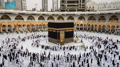 حجاج بيت الله الحرام يؤدون طواف الوداع