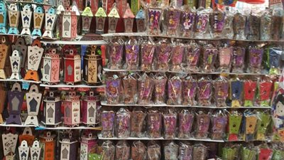 فانوس رمضان يتحدى كورونا وينتشر بأشكال جديدة في شوارع مصر