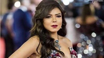 ببيجامة العيد.. قبلة ناهد السباعي لوالدتها في أحدث ظهور لها (صور)