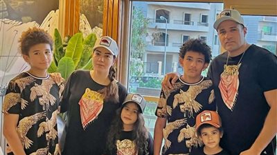 محمد نور يخطف الأنظار في أحدث ظهور له برفقة زوجته وأولاده (صور)