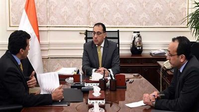 رئيس الوزراء يتابع مع أشرف صبحى جهود تجهيز بعض المنشآت للعزل الطبي