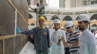 رئاسة الحرمين تستكمل أعمال تنظيف وتعقيم ثوب وسطح الكعبة المشرفة