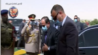 السيسي يرتدى الكمامة خلال افتتاح نفق الشهيد أحمد حمدي 2 .. فيديو