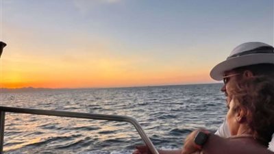 شام الذهبي تنشر صورة لوالدتها رفقة زوجها على البحر