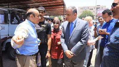 محافظ سوهاج يتفقد مواقف سيارات الأجرة لمتابعة الالتزام بتعريفة الركوب