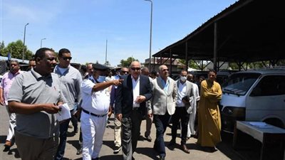 محافظ قنا ومدير الأمن يتابعا تطبيق تعريفة الركوب الجديدة بمجمع المواقف ومحطات الوقود