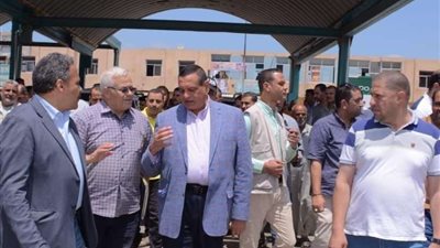 محافظ البحيرة يتفقد مجمع مواقف سيارات الأجرة والسرفيس والنقل الداخلى بدمنهور