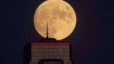 سماء مصر تتزين ببدر عملاق الليلة ويظهر باللون البرتقالى