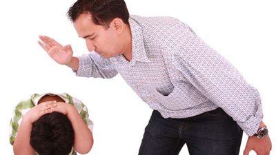 شاهد بالفيديو لحظة صفع مراسلة باكستانية لـ طفل ضايقها على الهواء