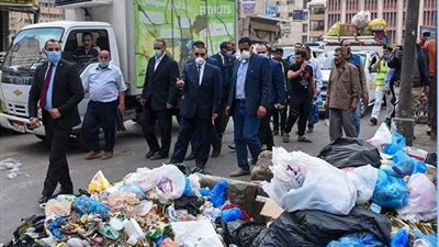 محافظ الإسكندرية يحيل رئيس حي المنتزة أول ومسئولي إشغالات الطرق بالحي للتحقيق